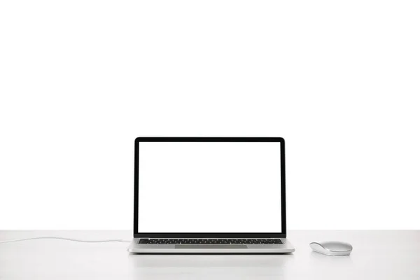办公室桌上的现代笔记本电脑 带有空白屏幕的鼠标 — 图库照片