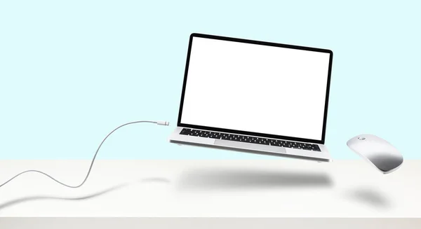滑鼠和电缆漂浮在白色桌子上的笔记本电脑 — 图库照片