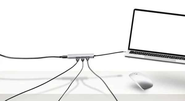Laptop Mesa Branca Com Mouse Flutuante Cabo Conceito Ligação — Fotografia de Stock