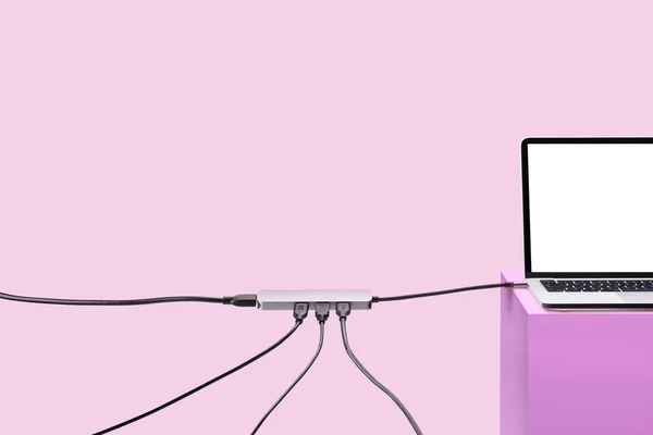 带电缆的彩色基座上的笔记本电脑 粉色背景 联系概念 — 图库照片