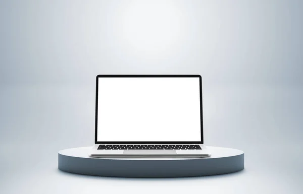Laptop Con Schermo Bianco Piedistallo Colorato Sfondo Blu — Foto Stock