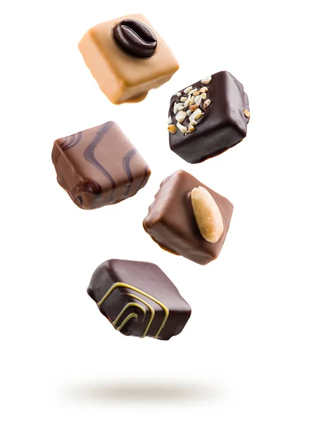 Diverse Chocolade Pralines Drijvend Witte Achtergrond — Stockfoto