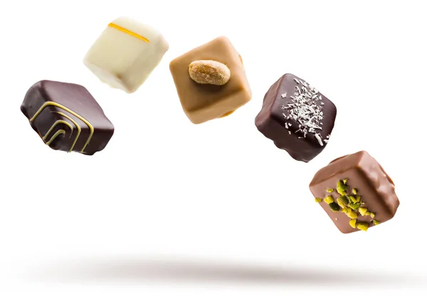 Pralinés Chocolate Sortidas Flutuando Fundo Branco — Fotografia de Stock
