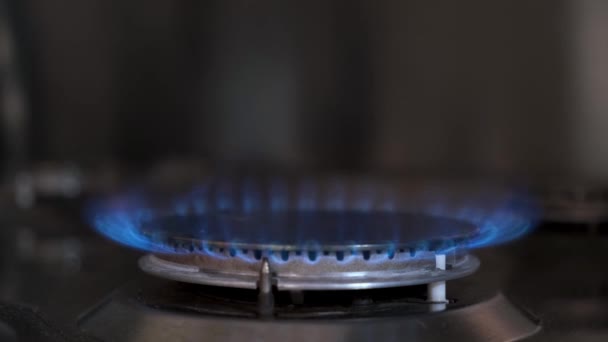 Apagando Fuego Una Cocina Gas Concepto Recursos Ecológicos Economía — Vídeos de Stock