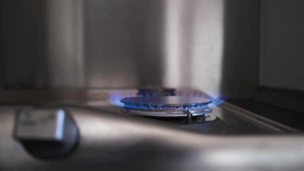 ガスキッチンストーブの上で火を消す 生態資源と経済概念 — ストック動画