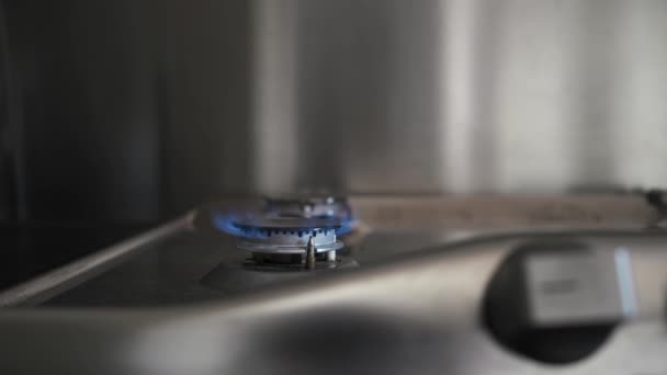 ガスキッチンストーブの上で火を消す 生態資源と経済概念 — ストック動画