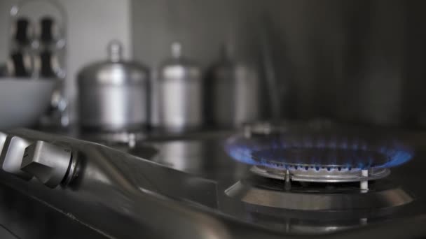 关掉厨房煤气炉上的火 生态资源和经济概念 — 图库视频影像