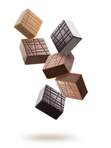 Surtido Pralinés Chocolate Flotando Sobre Fondo Blanco — Foto de Stock