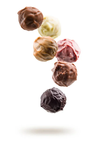 Beyaz Arka Planda Yüzen Çikolatalı Pralinler — Stok fotoğraf