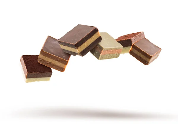 Pralinés Chocolate Sortidas Flutuando Fundo Branco — Fotografia de Stock