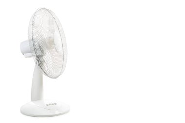 Taşınabilir elektrikli vantilatör beyaz arkaplanda izole edildi.