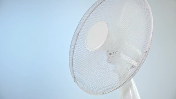 Ventilatore Elettrico Portatile Funzionante Rotante Sfondo Blu — Video Stock