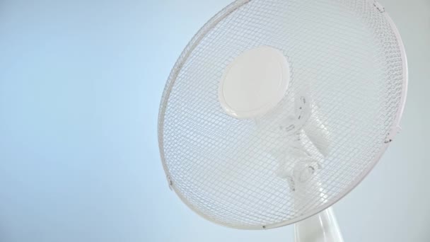 Éteignez Ventilateur Électrique Portable Sur Fond Bleu — Video
