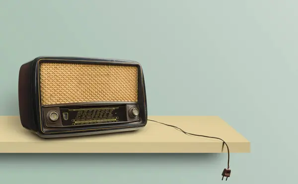 Antika Radyo Rafta Fişi Çekilmiş Antika Arka Planı Var Stok Resim