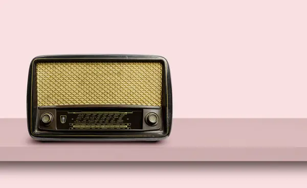 Rafta Antika Bir Radyo Var Telifsiz Stok Fotoğraflar