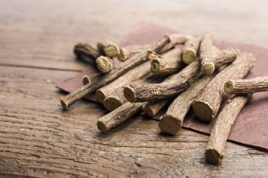 Tahta masadaki peçetenin üzerindeki meyan kökü çubukları..