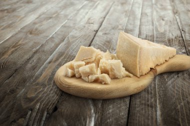 Tahtada parmesan peyniri kalıpları.