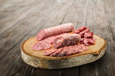 Kesme tahtasındaki dilimlenmiş İtalyan salamı çeşitleri..