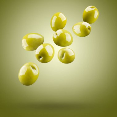 Yeşil arkaplanda düşen yeşil zeytinler