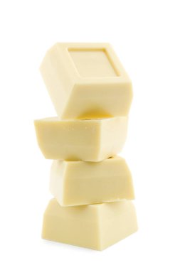 Beyaz çikolata blokları beyaz arkaplanda izole edilmiş.