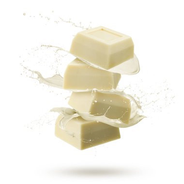 Beyaz arka planda izole edilmiş kremalı beyaz çikolata blokları..