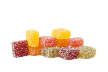 Beyaz arka plan üzerinde çeşitli jöle şekerler.