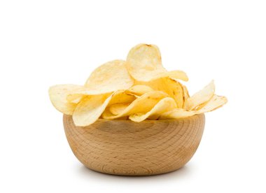 Patates cipsi beyaz arka planda ahşap kaseye yığılır..