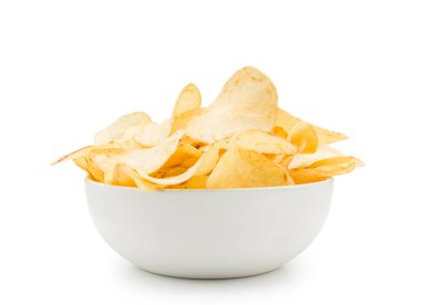 Patates cipsi beyaz arka planda beyaz kaseye yığılır..
