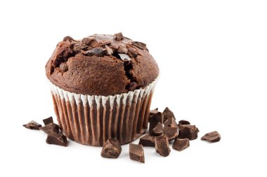 Beyaz arka planda çikolata parçacıklı çikolatalı kekler..