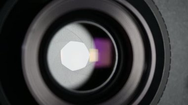 Açık ve kapalı hareketleri olan fotoğraf merceği açıklığı.