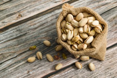Tahta masada fıstıklı çuval..