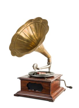 Kaydı olan klasik gramofon ve beyaz arka planda büyük bir korna..