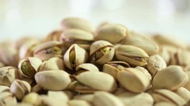 Pistachio 'lar bulanık arkaplanda dönüşümlü hareketle yakınlaşır.