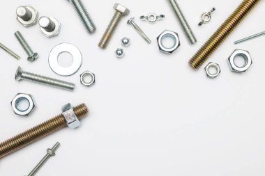 Beyaz arkaplanda metal bağlayıcıların üst görünüm karışımı.