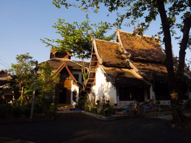 Chiang Mai, Tayland. 10 Ocak 2023: eski tapınak Chiang Mai, Tayland. Eski Lanna tapınağı - Wat Pan Sao Chiang Mai 'deki en önemli tapınaklardan biri. Büyük Budist Salonu 14. yüzyılda Lanna akitektür tarzıyla inşa edilmiştir..