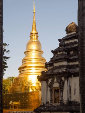 Chiang Mai, Tayland. 10 Ocak 2023: Wat Phra Singh ya da Was Phra Sing, Chiang Mai 'nin eski kasabasındaki en önemli tapınak. Phra Singh Buddha heykeli ve içinde Buda yadigarları olan altın tapınak..