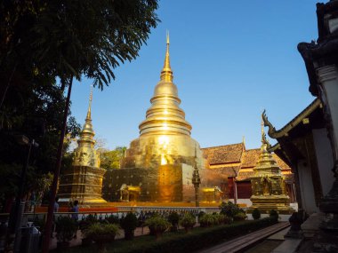 Chiang Mai, Tayland. 10 Ocak 2023: Wat Phra Singh ya da Was Phra Sing, Chiang Mai 'nin eski kasabasındaki en önemli tapınak. Phra Singh Buddha heykeli ve içinde Buda yadigarları olan altın tapınak..