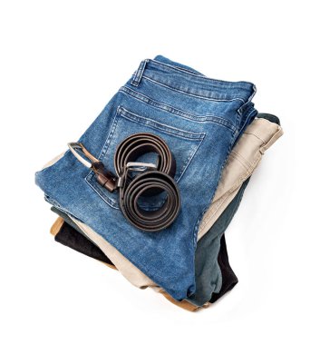 Kot pantolon ve deri kemer beyaz arka planda izole edilmiş.