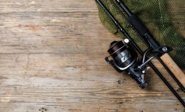 Balık tutma malzemeleri ahşap arka plan üzerinde