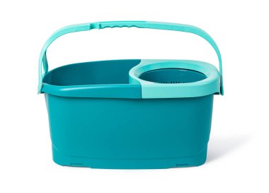 Beyaz arkaplanda izole edilmiş temizlik için plastik kova