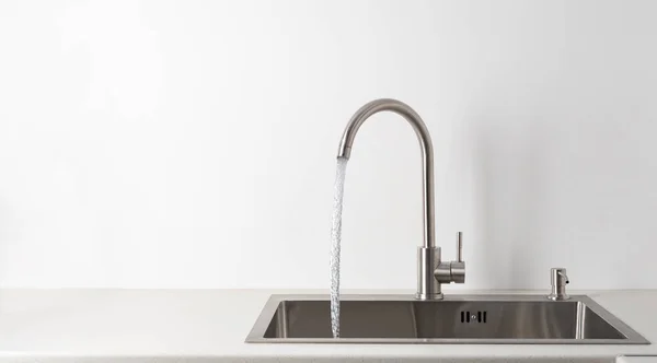 Moderne Küche Wasserhahn Und Spüle — Stockfoto