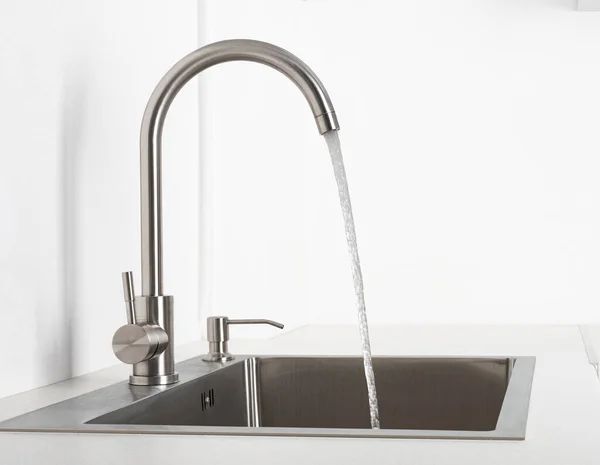 Moderne Küche Wasserhahn Und Spüle — Stockfoto