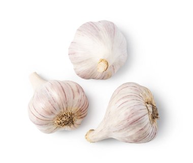 Beyaz arkaplanda sarımsak izole edilmiş.