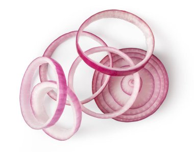Dilimlenmiş kırmızı soğan, beyaz arkaplanda izole edilmiş.