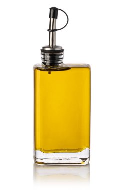Beyaz arka planda izole edilmiş zeytinyağı şişesi