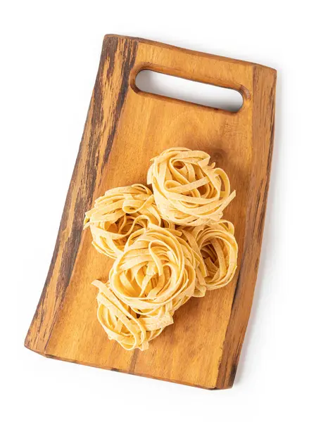 Pasta Tagliatelle Auf Einem Schneidebrett Isoliert Auf Weißem Hintergrund — Stockfoto