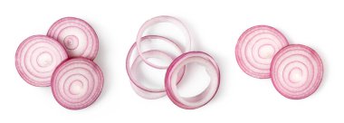 Dilimlenmiş kırmızı soğan, beyaz arkaplanda izole edilmiş.