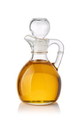 Beyaz arka planda zeytin yağı şişesi