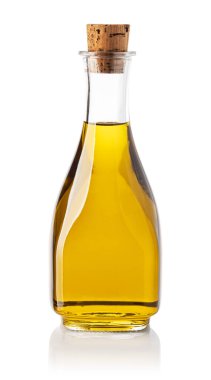Beyaz arka planda zeytin yağı şişesi