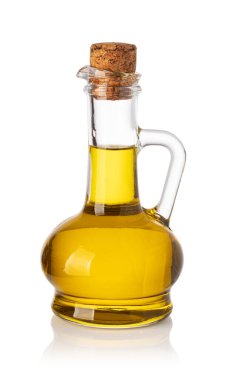 Beyaz arka planda zeytin yağı şişesi